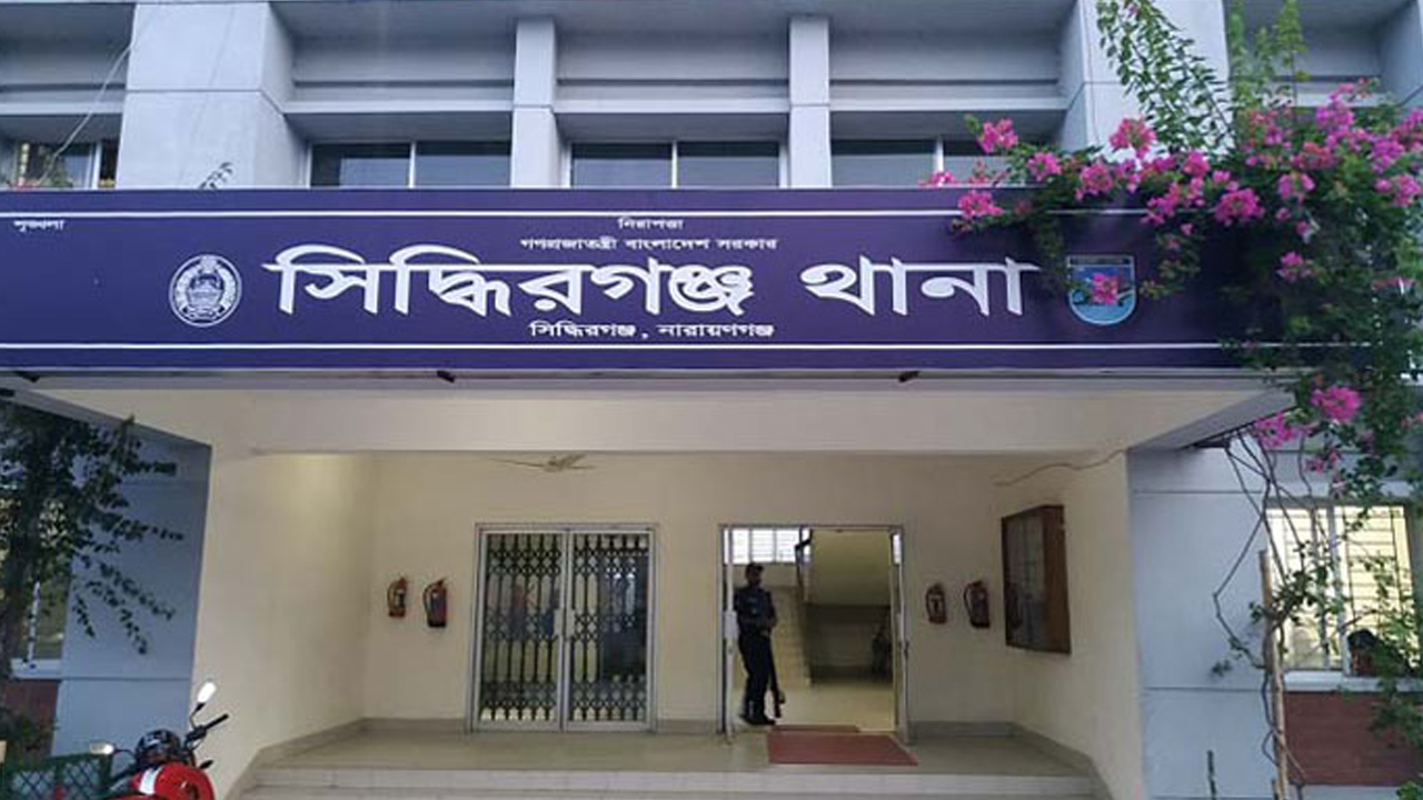 যুবলীগ কর্মীর পা ধরে প্রাণ ভিক্ষা চাইলেন স্বেচ্ছাসেবক দল নেতা